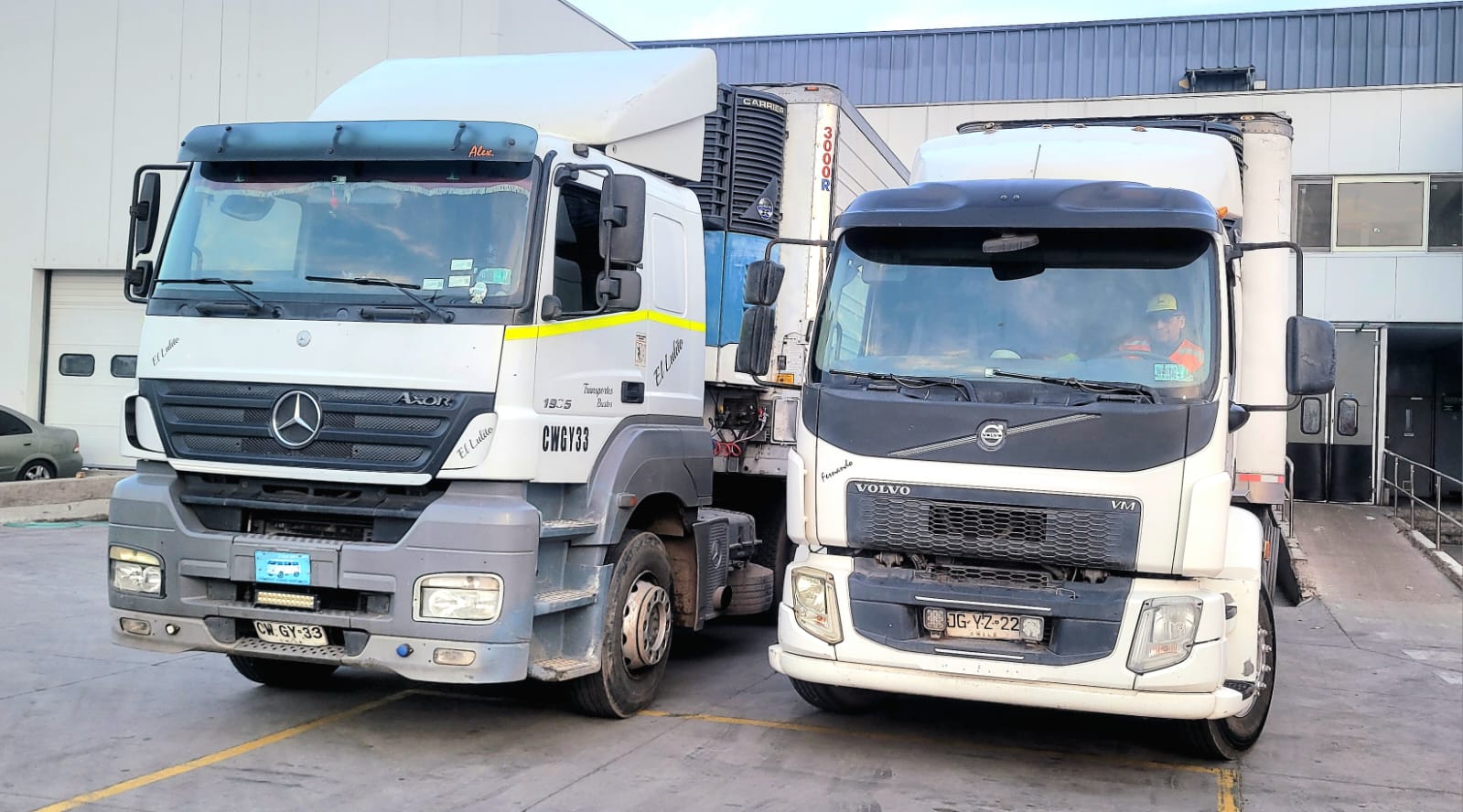 Camiones de carga en patio de operaciones